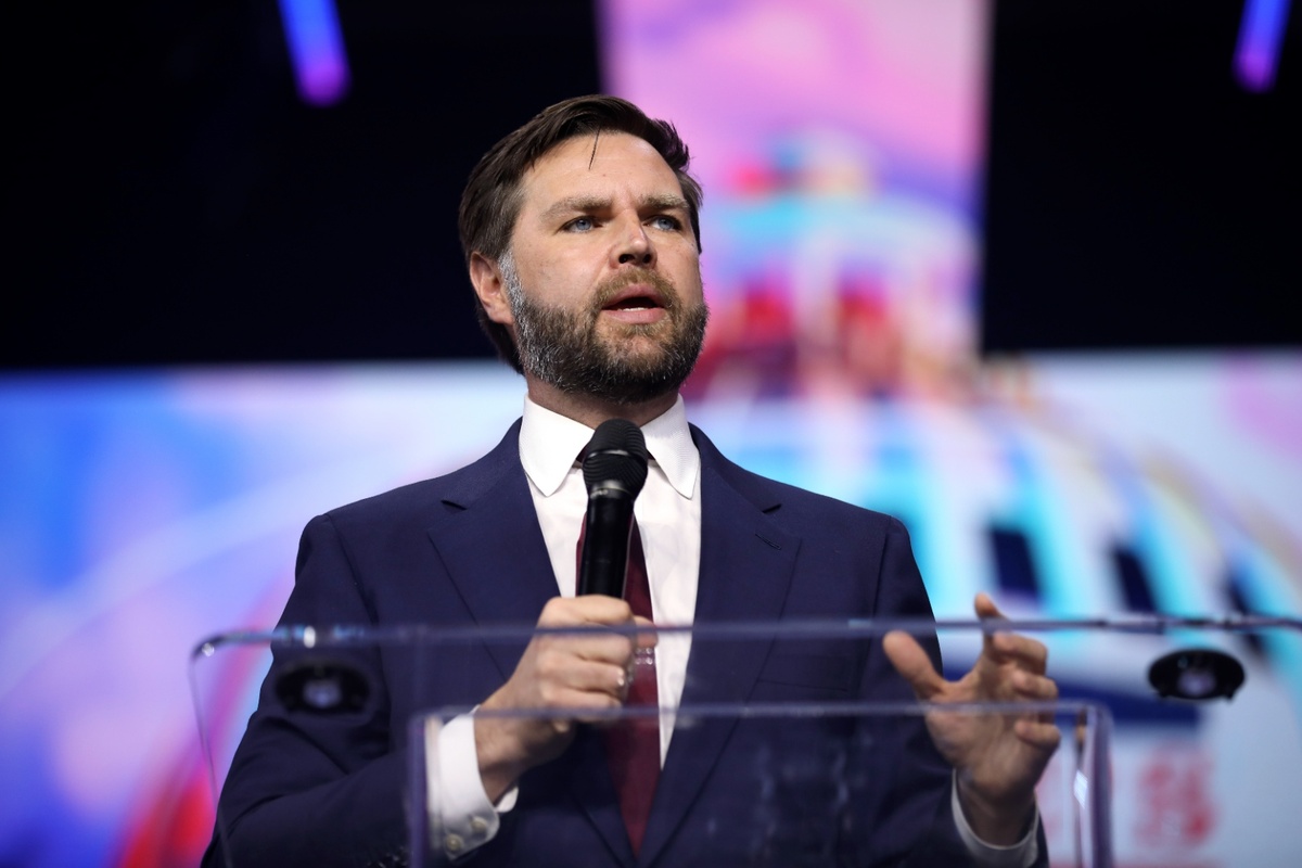 Are People Being Paid to Attend JD Vance Events? Claims of $100 Offers and $25 Referral Fees Go Viral