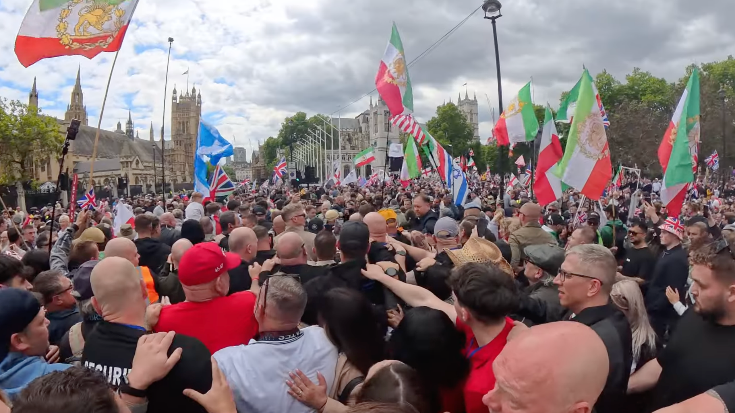 London Far-Right Rally Condemned as Anti-Islam Performer Wears Raw Bacon 'to Ward Off' Muslim Counter-Protesters