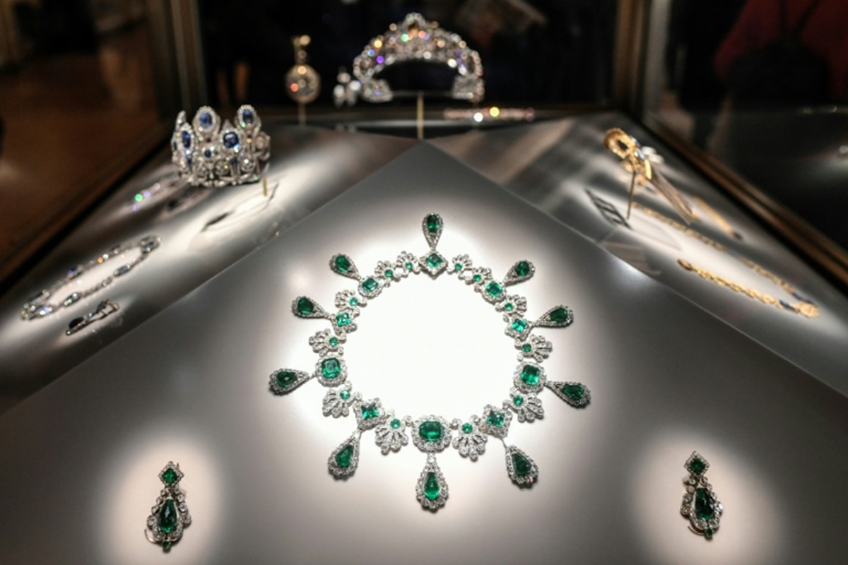Emerald and diamond necklace stolen from the Louvre