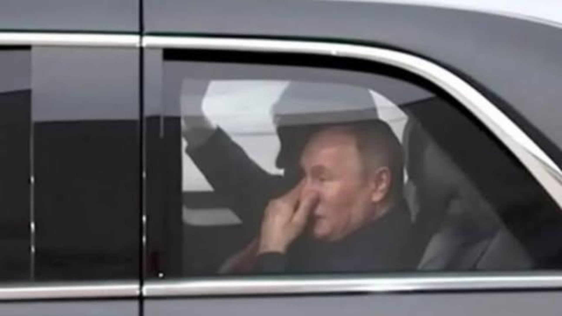 'Let's Ask Putin': Viral Photo of Putin Covering His Nose Fuels Unverified Claims Of Donald Trump's Body Odour