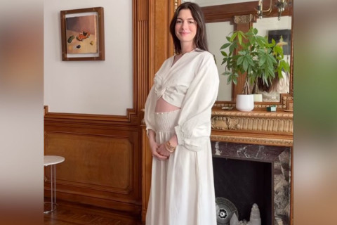 Anne Hathaway fake bump