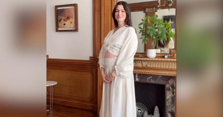 Anne Hathaway fake bump