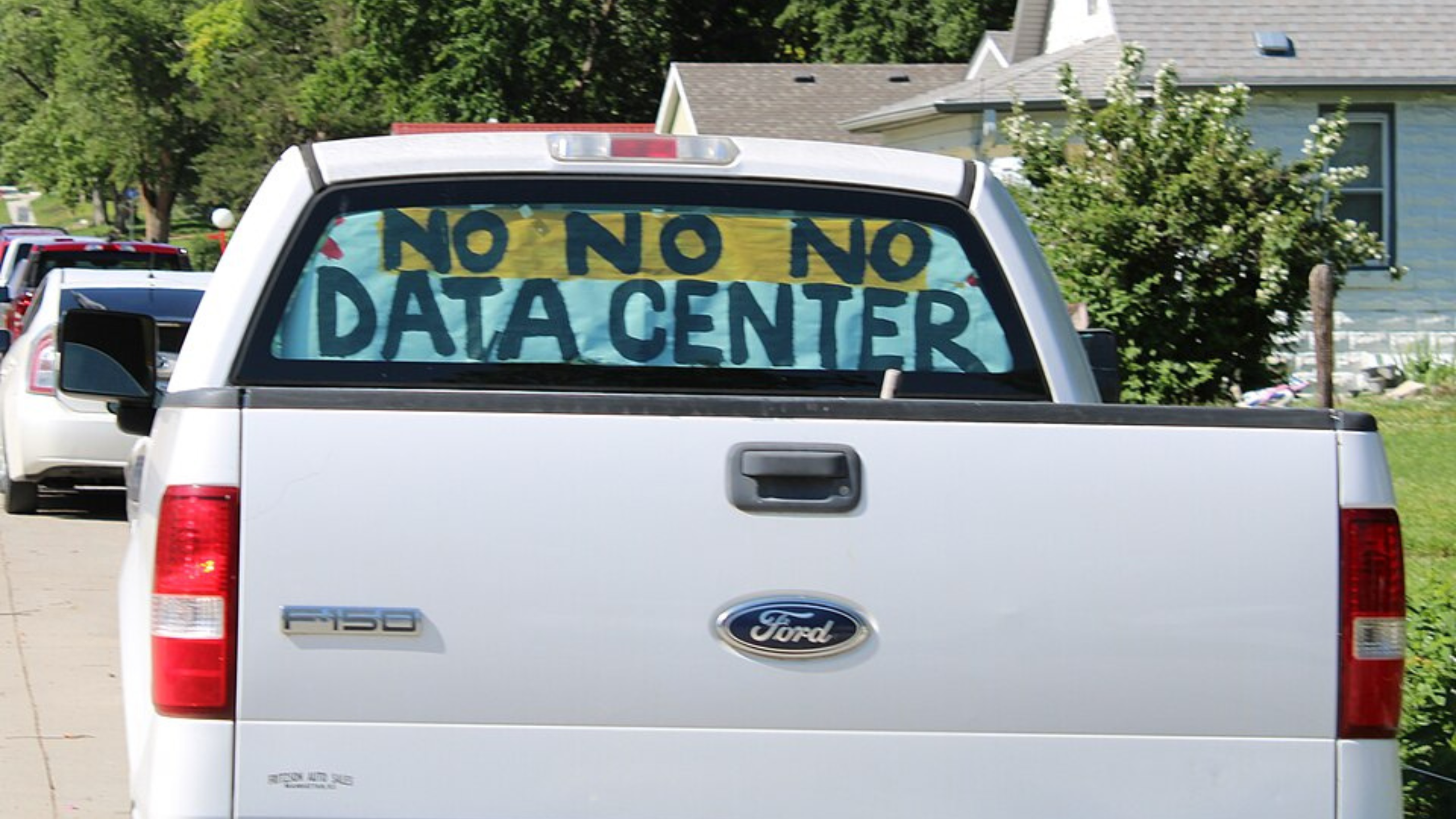 Virginia Neighbours Are Sealing Windows With Mattresses Against A Data Centre The Law Says Is 'Too Quiet' To Stop