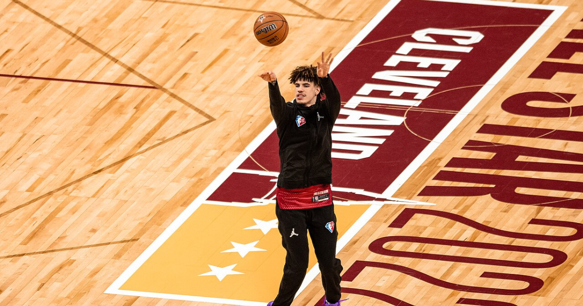 残忍なジュリアス・ランドルのキャップ放出から数日後、ラメロ・ボールが衝撃的なNBA契約でミネソタにトレードされた