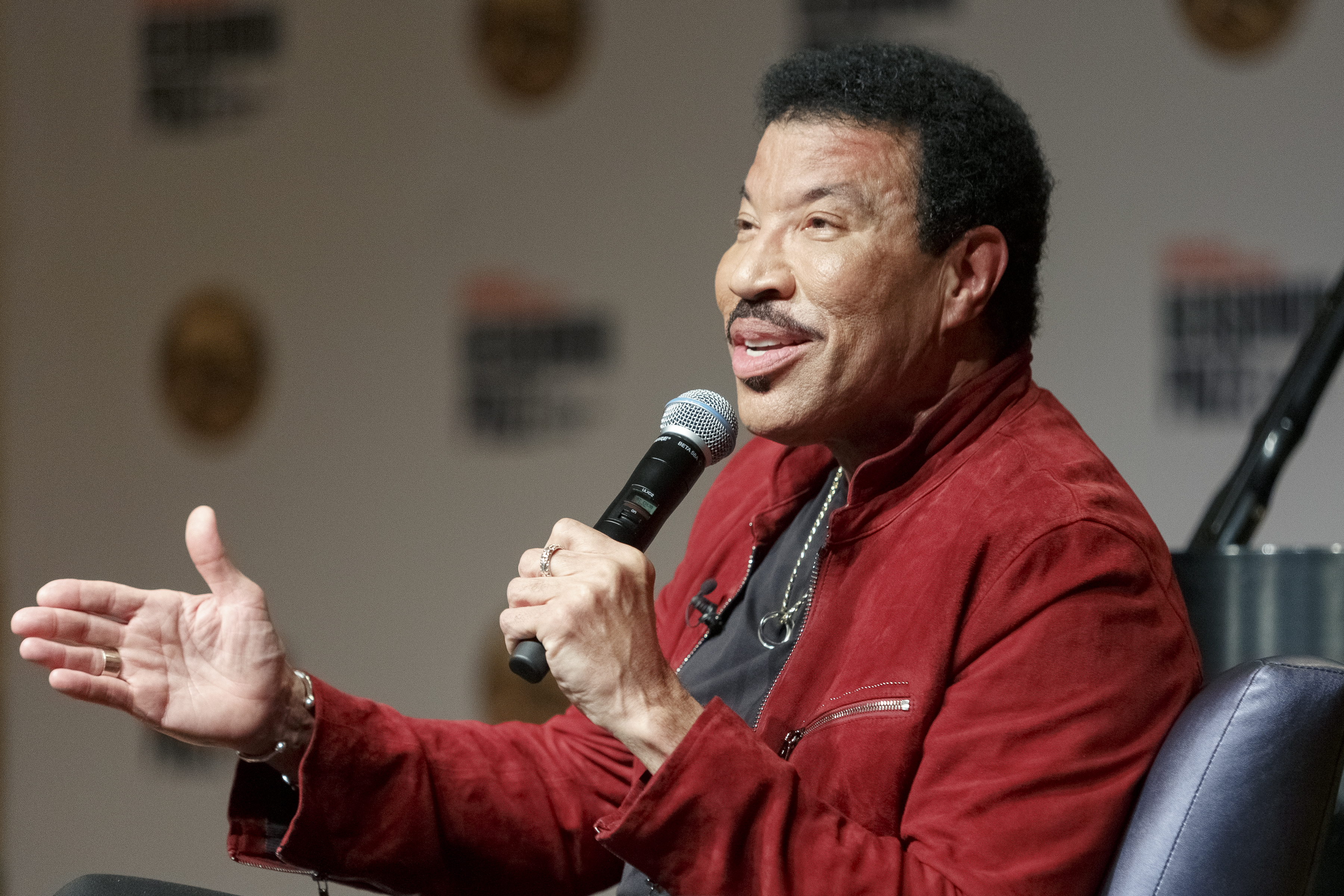 Lion Riche Singer Now Where is Lionel Richie Now? Fans Pray for Singer After Devastating ...