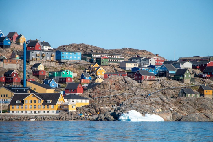 vibrant-coastal-houses-in-greenland