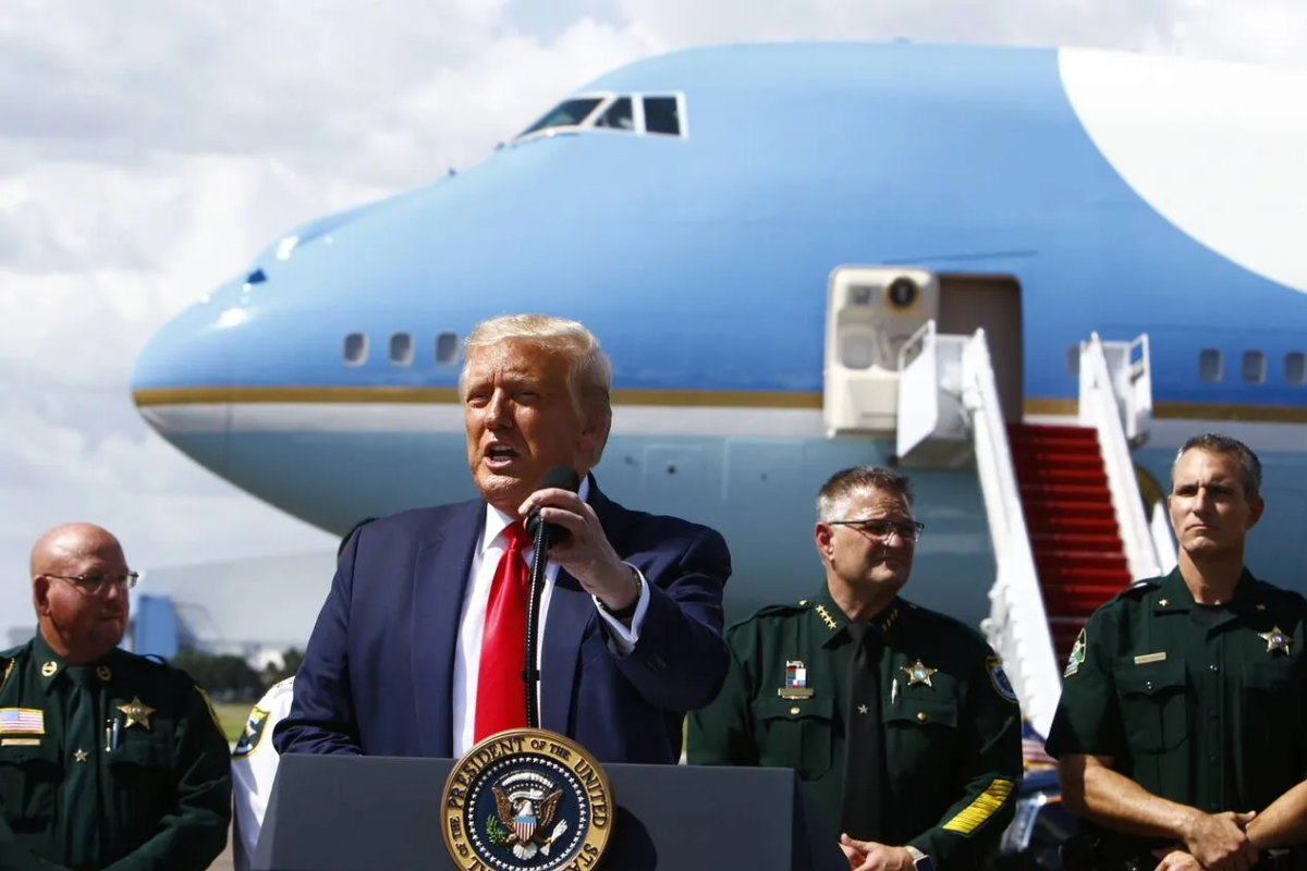 Onlookers Claim Trump's Thigh Slapping Is One of His 'Dementia Related Glitches' on Tarmac Walk