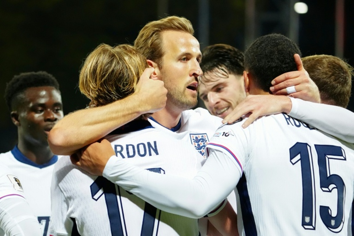 Harry Kane hugs England teammates in World Cup qualifying win