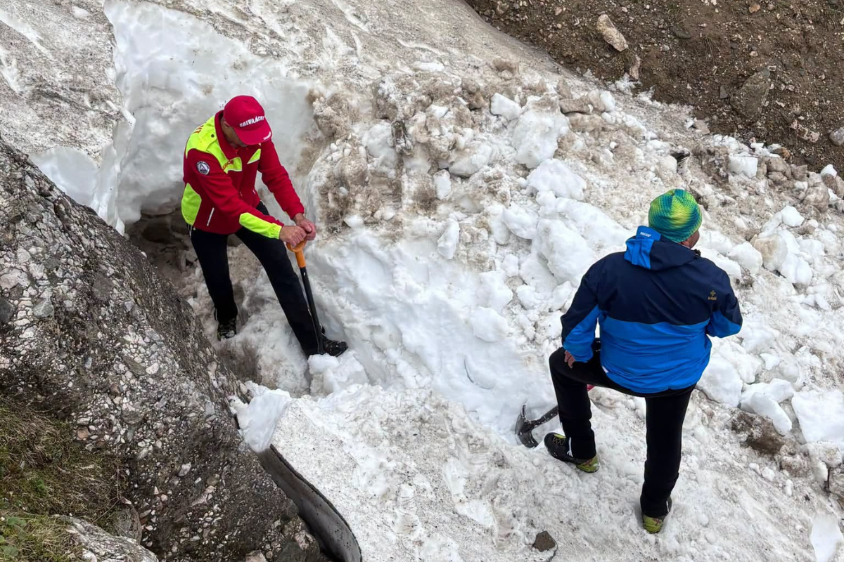 Salvamont Brașov rescue team searching for George Smyth