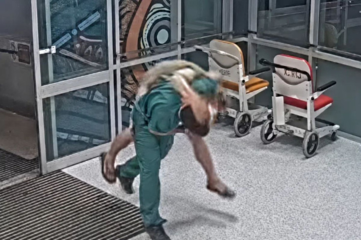 Jiujitsu Nurse restrains aggressive patient
