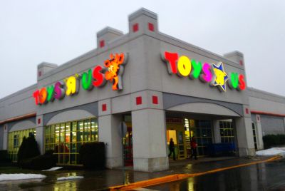 Toys 'R' Us lettering and giraffe mascot above a store