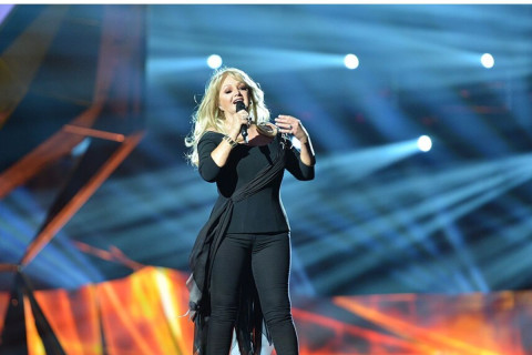 Photo of UK singer Bonnie Tyler on stage