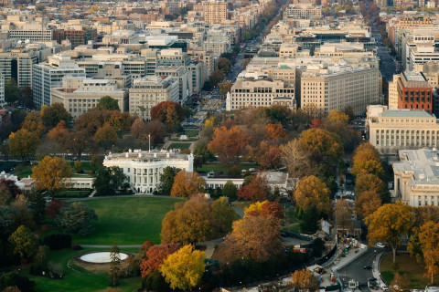 White House and its South Lawn towards the office blocks