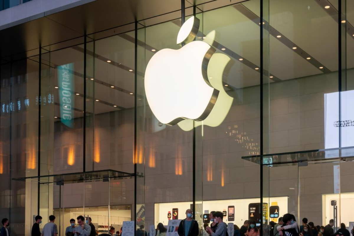 Apple Reportedly Confirms Rare Mass Layoffs Targeting Its Struggling Vision Pro and Siri Teams