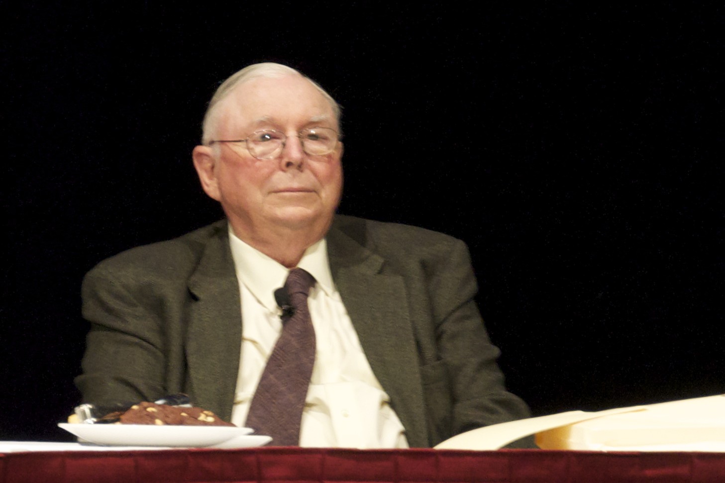 Charlie Munger, Warren Buffett's Right-Hand Man, Gave Six Rules for a Happy Life: Only One Relates to Money