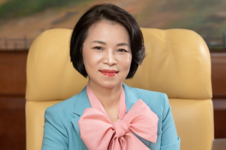 Pham Thu Huong surpasses Oprah, Taylor Swift, Beyoncé in wea