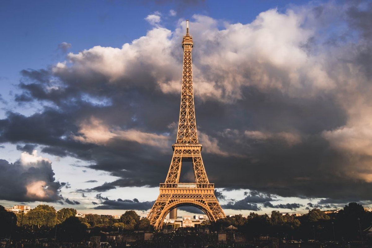 Protest Erupts as Women Staff at Eiffel Tower Were 'Asked To Leave' So Men Could Serve Hindu Guests Instead
