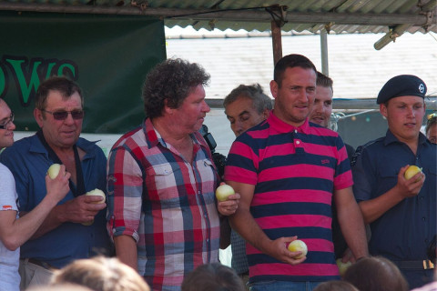 Contestants holding onions