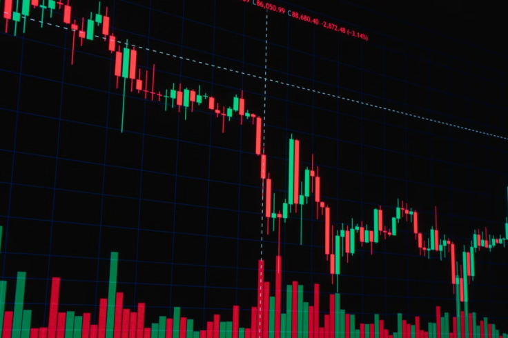 AI Stocks Fall as Anthropic and OpenAI Chiefs Back Slower