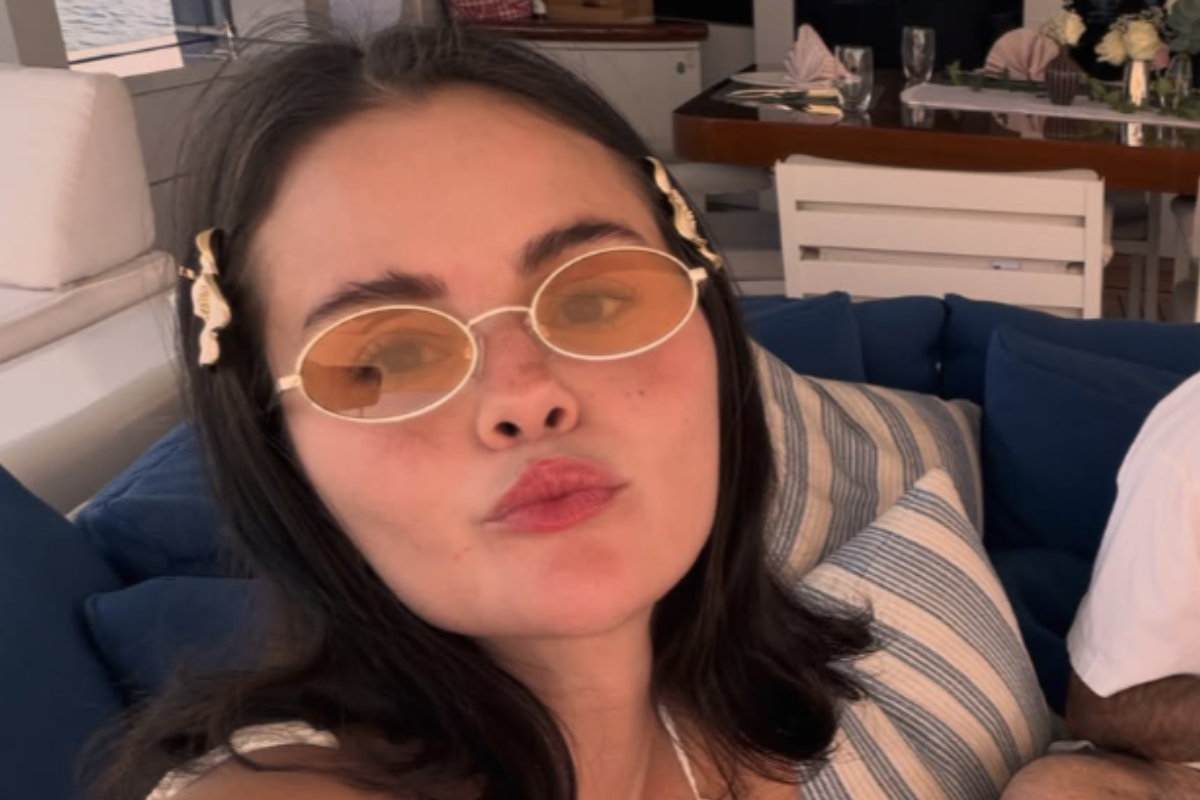 Selena Gomez Ignites Botched Surgery Controversy At Emmys With Fans Selena Gomez Ignites Botched Surgery Controversy At Emmys With Fans