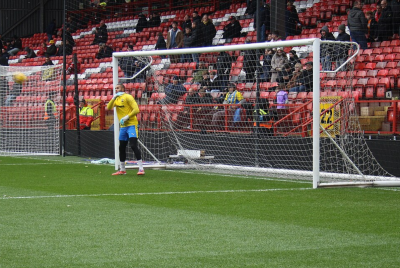 Gavin Bazunu in front of a goal