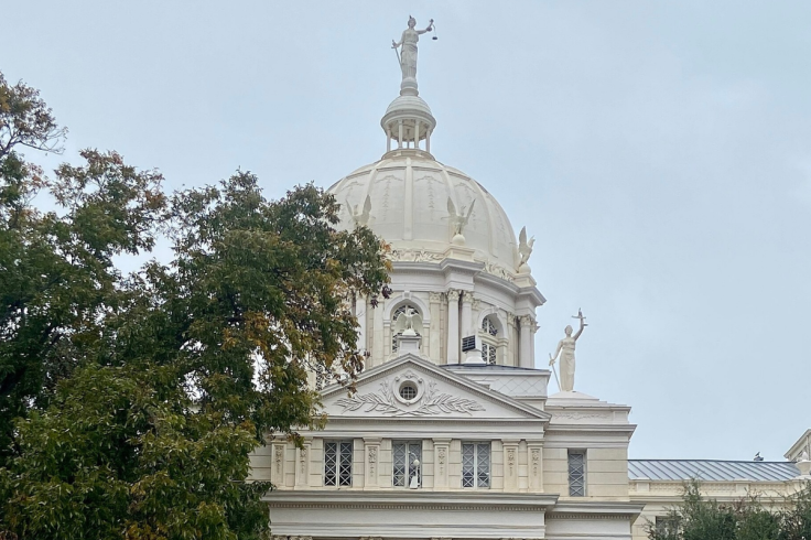 Front view of a courthouse