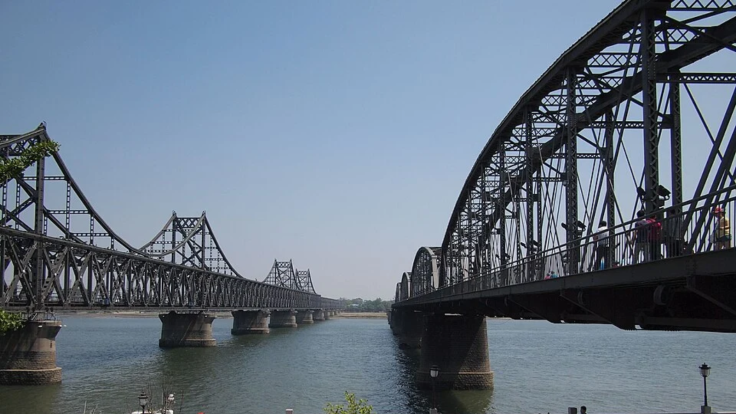 New and Old Yalu River Bridge