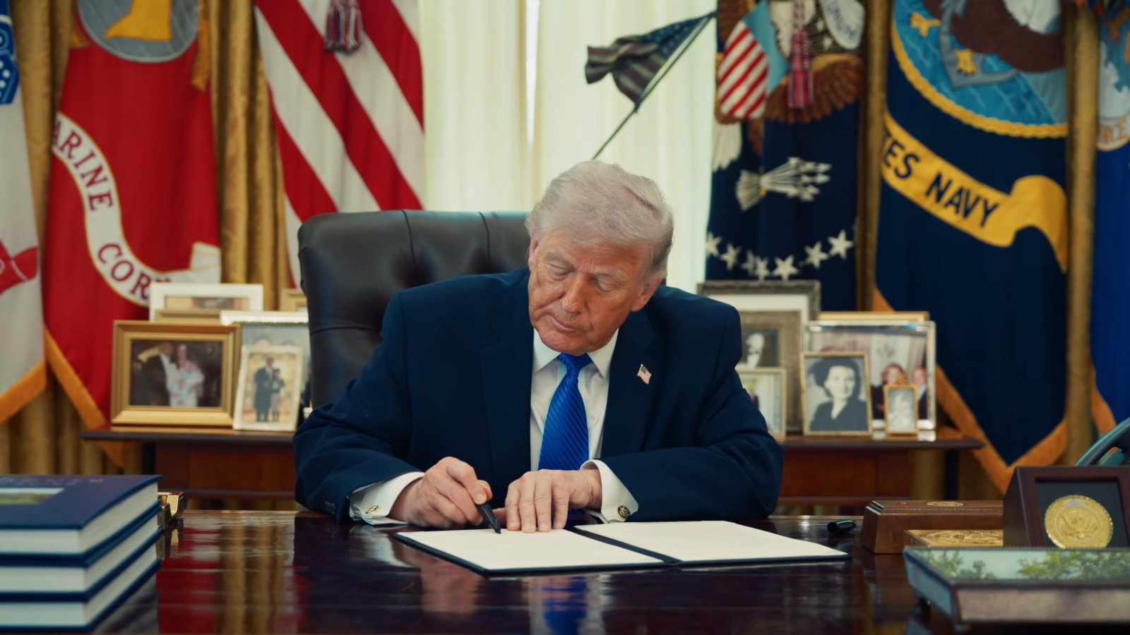 president-donald-trump-signing-an-executive-order.jpg
