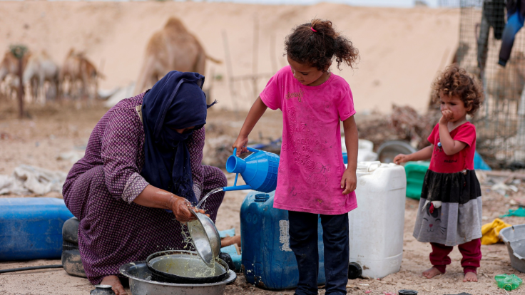 Gazans Line Up To Get Water