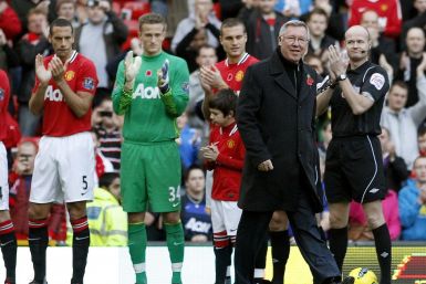 Manchester United&#039;s manager Alex Ferguson is given a guard of honour to mark his 25th year as manager before their English Premier League soccer match against Sunderland in Manchester