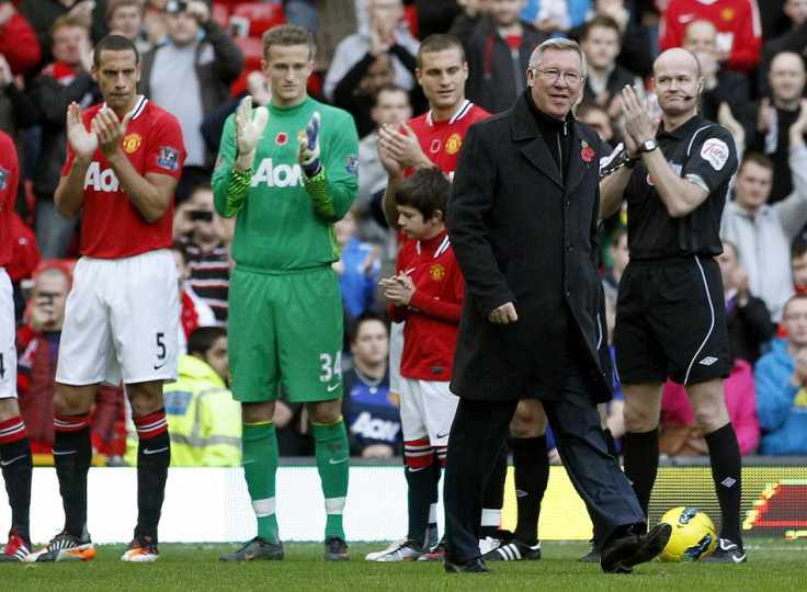 Manchester United&#039;s manager Alex Ferguson is given a guard of honour to mark his 25th year as manager before their English Premier League soccer match against Sunderland in Manchester