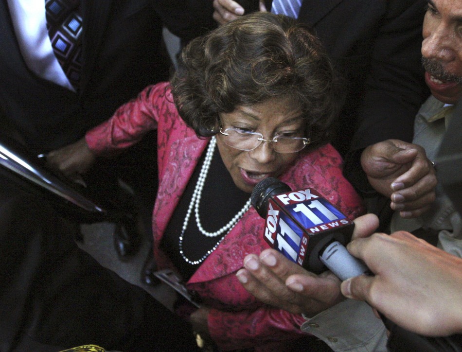 Michael Jacksons mother Katherine Jackson speaks to the media as she leaves the courthouse