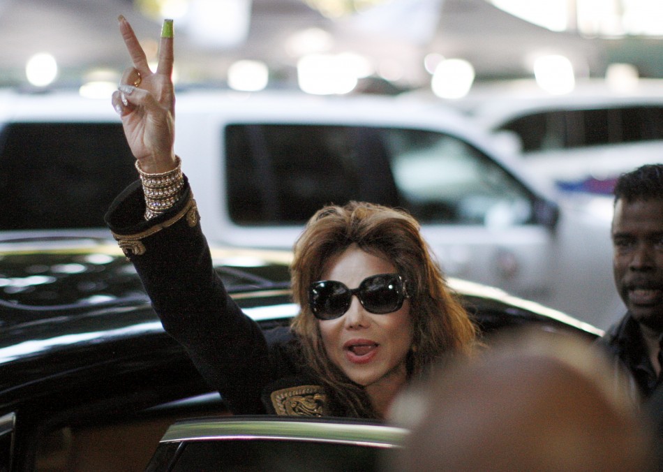 Michael Jacksons sister LaToya waves a victory sign as she leaves the courthouse
