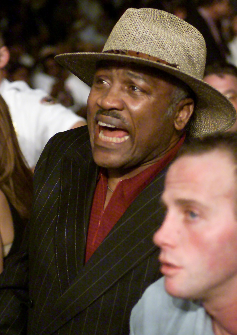 Joe Frazier cheers for his 39-year-old daughter Jacqui during her fight against Laila Ali, the 23-year-old daughter of boxing legend Muhammad Ali.