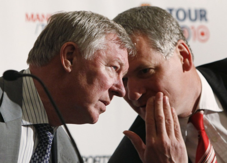 Manchester United&#039;s manager Alex Ferguson (L) speaks with Manchester United Chief Executive David Gill during a news conference in New York, May 18, 2010