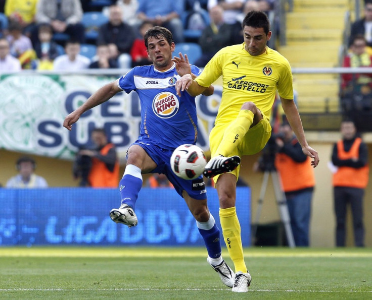 Villarreal&#039;s Bruno Soriano and Getafe&#039;s Victor Sanchez fight for the ball during their Spanish first division soccer match in Villarreal