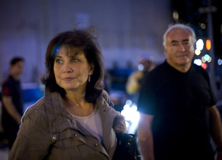 Former IMF chief Dominique Strauss-Kahn and his wife Anne Sinclair walk to catch a cab in New York