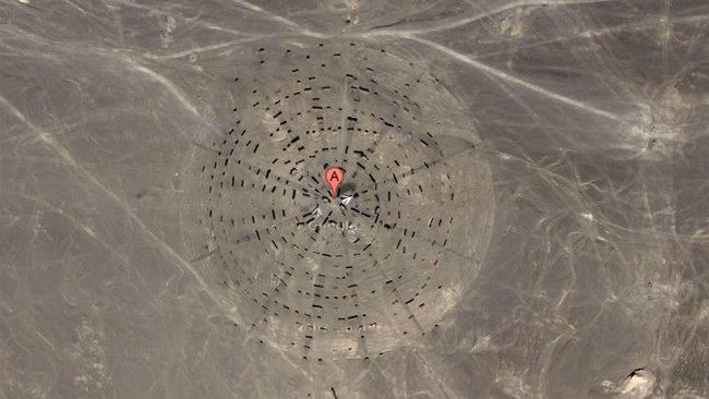 In this image there seem to be planes in amongst objects arranged in circles In this image there seem to be planes in amongst objects arranged in circles
