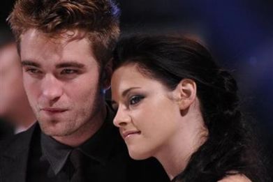 Kristen Stewart (R) and Robert Pattinson