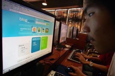 A man surfs on an internet blog at an internet bar in Shanghai October 9, 2006. The number of bloggers in China had reached 17.5 million by the end of August, almost 30 times the 2002 figure, China Daily reported.