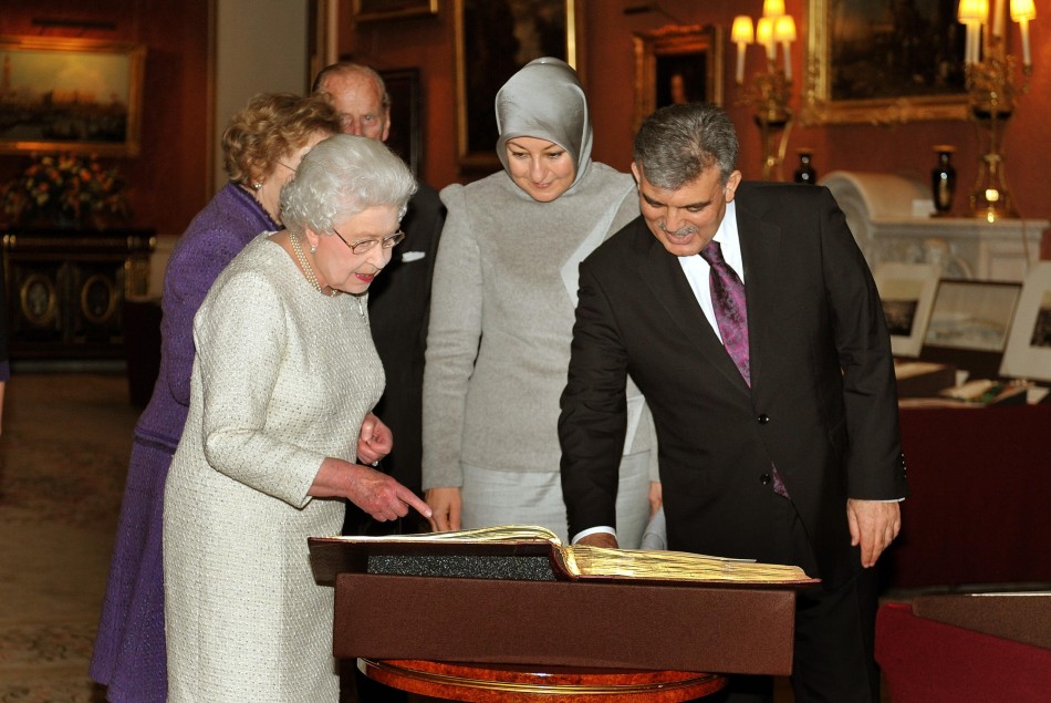 Queen Elizabeth L and the President of Turkey Abdullah Gul R, with Guls wife Hayrunnisa C look at Turkish artefacts from the Royal Collection in the Picture Gallery of Buckingham Palace, in central London November 22, 201