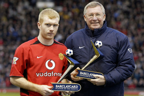 MANCHESTER UNITED'S SCHOLES AND FERGUSON RECEIVE THEIR AWARDS BEFORE THE GAME AGAINST NEWCASTLE UNITED
