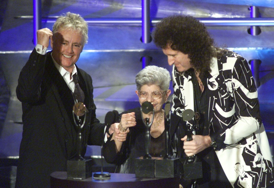 Musicians Roger Taylor L and Brian May R of Queen are joined by the mother of Freddie Mercury, Jer C in celebrating the induction of Queen into the Rock and Roll Hall of Fame at a ceremony in New York on March 19, 2001