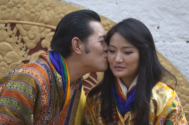 Bhutan's King Jigme Khesar Namgyel Wangchuck (L) kisses Queen Jetsun Pema in front of thousands of residents gathered for the third day of their wedding ceremony at the Changlimithang stadium in Bhutan's capital Thimphu on October 15, 2011.