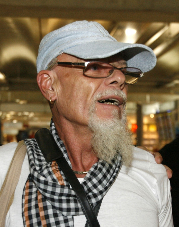 The travel ban on 1970s pop star Gary Glitter, who was convicted of child sex offences in Vietnam, has been lifted.