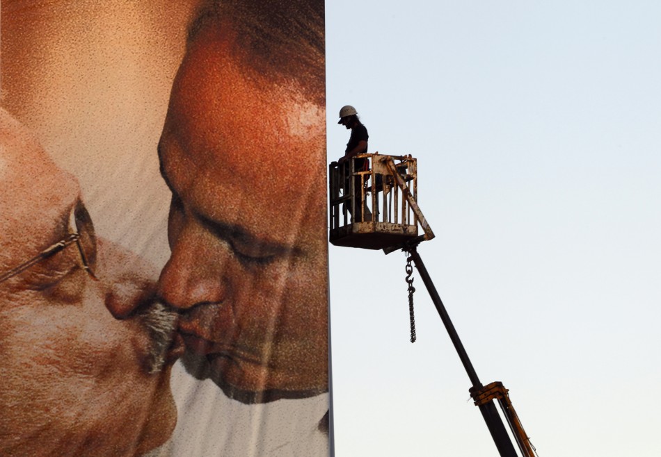 Benettons Controversial Kissing Ad in Israel