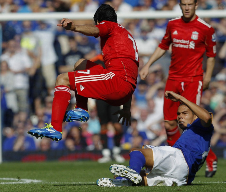 Everton&#039;s Rodwell fouls Liverpool&#039;s Suarez before being sent off during their English Premier League soccer match in Liverpool