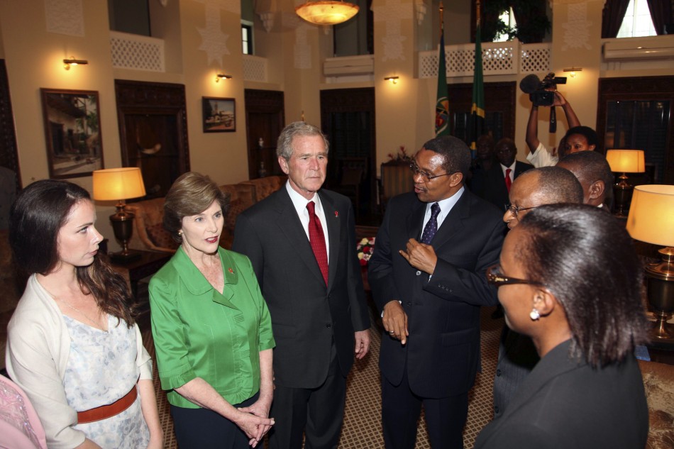 George W. Bush speaks with Jakaya Kikwete upon arriving at the State House in Dar es Salaam