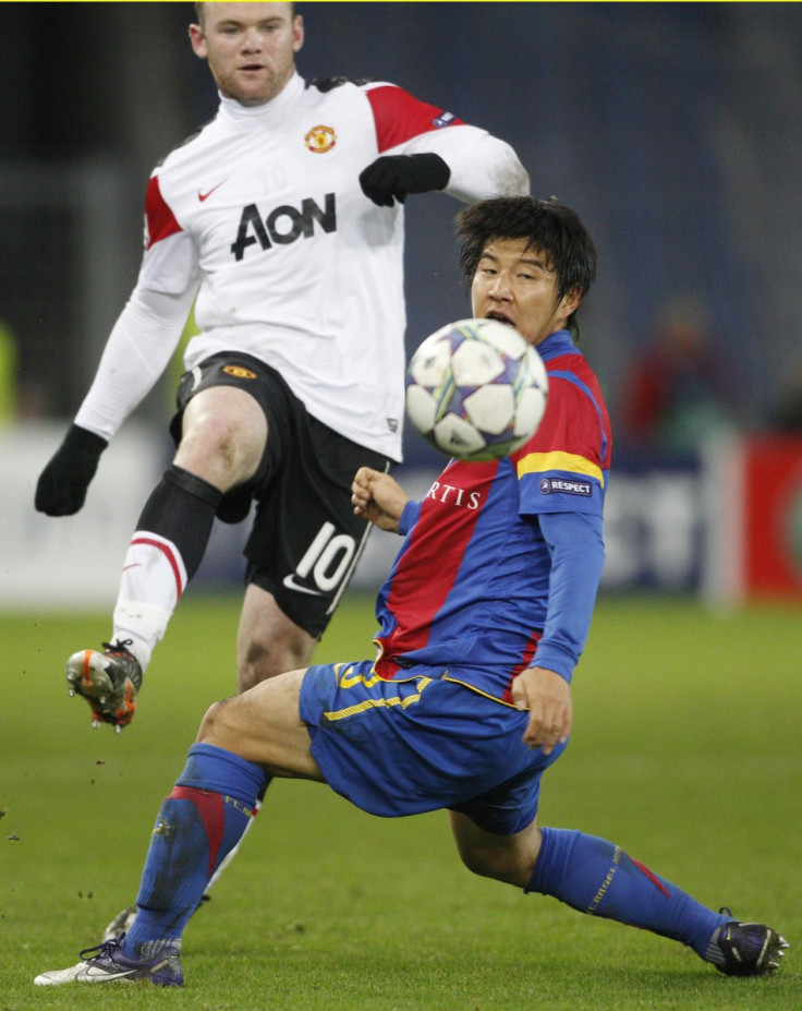 FC Basel&#039;s Park fights for the ball with Rooney of Manchester United during their Champions League Group C soccer match in Basel