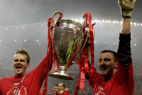 Liverpool&#039;s Jerzy Dudek and German midfielder Dietmar Hamann hold the trophy